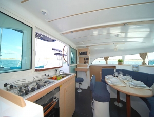 Wnętrze katamaranu Lagoon 380 | Charter.pl foto: www.lagoon-catamaran.de