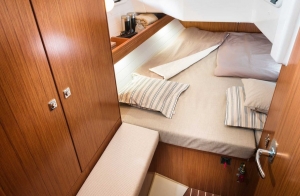 Wnętrze jachtu Bavaria Cruiser 34 | Charter.pl foto: www.bavariayachts.com