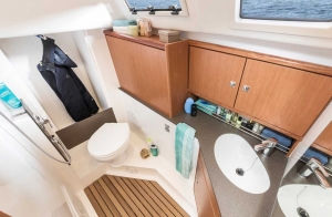 Wnętrze jachtu Bavaria Cruiser 34 | Charter.pl foto: www.bavariayachts.com