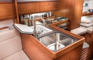 Wnętrze jachtu Bavaria Cruiser 34 | Charter.pl foto: www.bavariayachts.com