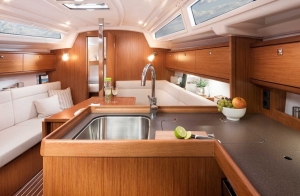 Wnętrze jachtu Bavaria Cruiser 34 | Charter.pl foto: www.bavariayachts.com