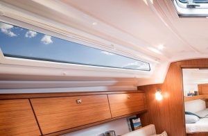 Wnętrze jachtu Bavaria Cruiser 34 | Charter.pl foto: www.bavariayachts.com