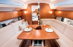 Wnętrze jachtu Bavaria Cruiser 34 | Charter.pl foto: www.bavariayachts.com