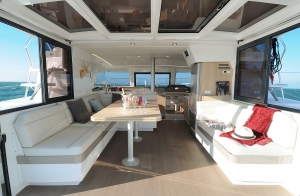 Wnętrze katamaranu Bali 4.1 | Charter.pl foto: www.bali-catamarans.com