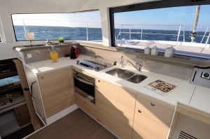 Wnętrze katamaranu Bali 4.1 | Charter.pl foto: www.bali-catamarans.com