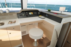 Wnętrze katamaranu Bali 4.1 | Charter.pl foto: www.bali-catamarans.com