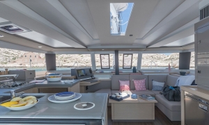 Wnętrze katamaranu Astréa 42 | Charter.pl foto: www.fountaine-pajot.com