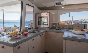 Wnętrze katamaranu Astréa 42 | Charter.pl foto: www.fountaine-pajot.com