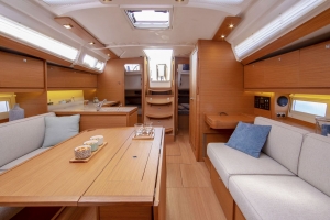 Wnętrze jachtu Dufour 390 | Charter.pl foto: www.dufour-yachts.com