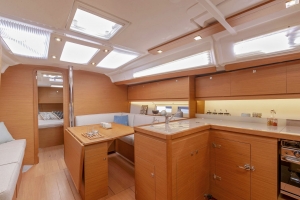 Wnętrze jachtu Dufour 390 | Charter.pl foto: www.dufour-yachts.com