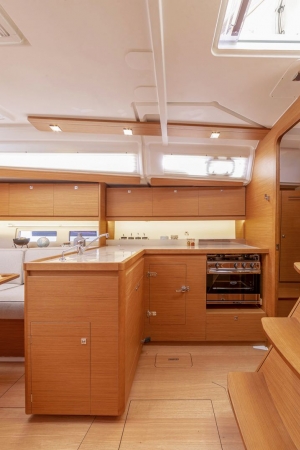 Wnętrze jachtu Dufour 390 | Charter.pl foto: www.dufour-yachts.com