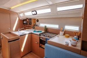 wnętrze jacht Sun Odyssey 410 | Charter.pl foto: www.jeanneau.com