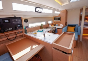 wnętrze jacht Sun Odyssey 410 | Charter.pl foto: www.jeanneau.com