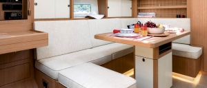 Wnętrze jachtu Azuree 41 | Charter.pl foto: www.azureeyachts.com