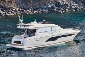 Prestige 520 | Charter.pl foto: www.prestige-yachts.com