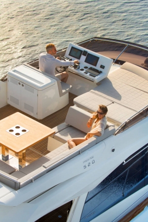 Prestige 520 | Charter.pl foto: www.prestige-yachts.com