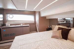 Wnętrze jachtu Prestige 520 | Charter.pl foto: www.prestige-yachts.com