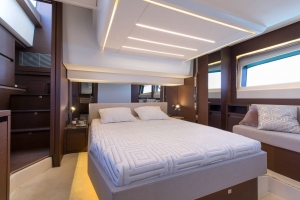 Wnętrze jachtu Prestige 520 | Charter.pl foto: www.prestige-yachts.com