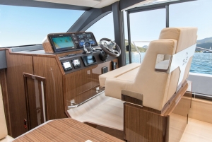 Wnętrze jachtu Sealine F430 | Charter.pl foto: www.hanseyachtsag.com