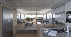 Wnętrze jachtu Fountaine Pajot m/y 44 | Charter.pl foto: www.fountaine-pajot.com