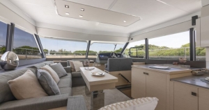 Wnętrze katamaranu Fountaine Pajot m/y 40 | Charter.pl foto: www.fountaine-pajot.com