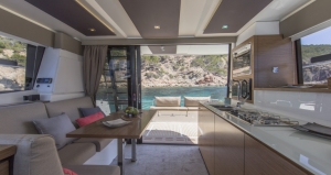 Wnętrze katamaranu Fountaine Pajot m/y 37 | Charter.pl foto: www.fountaine-pajot.com