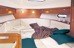 Wnętrze jachtu motorowego Bavaria S29 OPEN | Charter.pl foto: www.bavariayachts.com