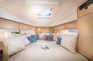 Wnętrze jachtu motorowego Bavaria S29 OPEN | Charter.pl foto: www.bavariayachts.com