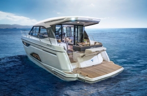 Jacht motorowy Bavaria R40 FLY | Charter.pl foto: www.bavariayachts.com