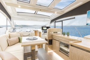 Wnętrze jachtu motorowego Sealine C390 | Charter.pl foto: www.sealineyachts.hr