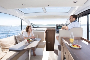 Wnętrze jachtu motorowego Sealine C330 | Charter.pl  foto: www.sealineyachts.hr