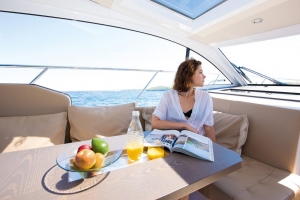 Wnętrze jachtu motorowego Sealine C330 | Charter.pl  foto: www.sealineyachts.hr