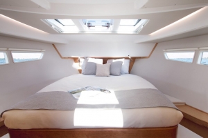 Wnętrze jachtu motorowego Sealine C330 | Charter.pl  foto: www.sealineyachts.hr