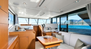 Wnętrze jachtu motorowego Swift Trawler 35 | Charter.pl foto: www.beneteau.com