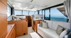 Wnętrze jachtu motorowego Swift Trawler 35 | Charter.pl foto: www.beneteau.com