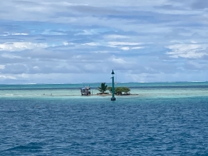 Kotwicowisko przy porcie Uturoa na wyspie Raiatea w Polinezji Francuskiej | Charter.pl foto: Kasia Koj