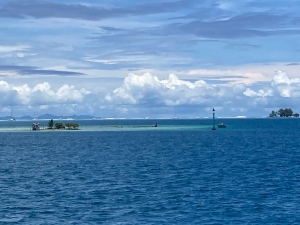 Kotwicowisko przy porcie Uturoa na wyspie Raiatea w Polinezji Francuskiej | Charter.pl foto: Kasia Koj