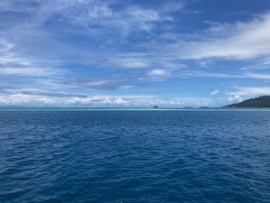 Kotwicowisko przy porcie Uturoa na wyspie Raiatea w Polinezji Francuskiej | Charter.pl foto: Kasia Koj