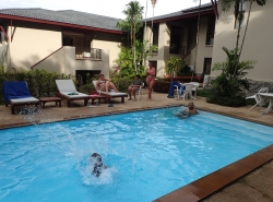 Woda w Phuket nie zachęca do kąpieli, w marinie zatem mamy basen dla ochłody | Charter.pl foto: Max