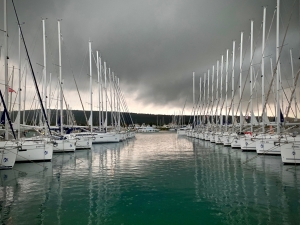 Czarne chmury nad mariną, budzą grozę foto: Justyna & Bartek