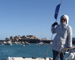 W tle Castle Cornet St. Peter na wyspie Guernsey foto: Piotr Kowalski