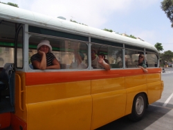 Warto na zwiedzanie wyspy wybrać się żółtym autobusem foto: Kasia Koj