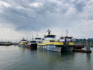 Prawa strona mariny (patrząc od wejścia w stronę portu) jest zarezerwowana dla statków pracujących przy farmach wiatraków | Charter.pl foto: Kasia Kowalska