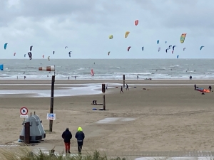 Bezmiar szerokich plaż okalające Marina Seaport IJmuiden, mekka dla kitesurfingu | Charter.pl foto: Kasia Kowalska