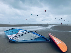 Bezmiar szerokich plaż okalające Marina Seaport IJmuiden, mekka dla kitesurfingu | Charter.pl foto: Kasia Kowalska