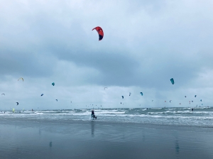 Bezmiar szerokich plaż okalające Marina Seaport IJmuiden, mekka dla kitesurfingu | Charter.pl foto: Kasia Kowalska