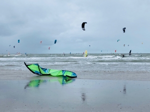 Bezmiar szerokich plaż okalające Marina Seaport IJmuiden, mekka dla kitesurfingu | Charter.pl foto: Kasia Kowalska