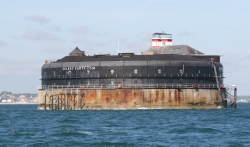 Po drodze mijamy hotele na wodzie. Fort Solent - niesamowity pomysł na nocleg foto: Piotr Kowalski