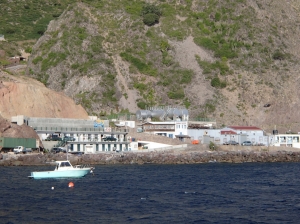 Dopływając do portu na wyspie Saba zupełnie nie widać miasteczka. Wyłaniają się tylko góry | Charter.pl foto: Kasia Kowalska