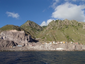 Dopływając do portu na wyspie Saba zupełnie nie widać miasteczka. Wyłaniają się tylko góry | Charter.pl foto: Kasia Kowalska